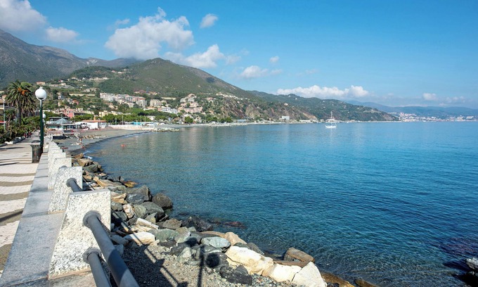 Arenzano Apartamento | Apartment 'Casa Raffaella' with Private Terrace and Air Conditioning