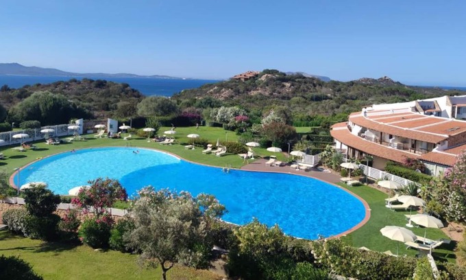 Li Cuncheddi Apartamento | Apartment 'Casa Vacanze Ciliegio' with Sea View, Shared Pool and Air Conditioning