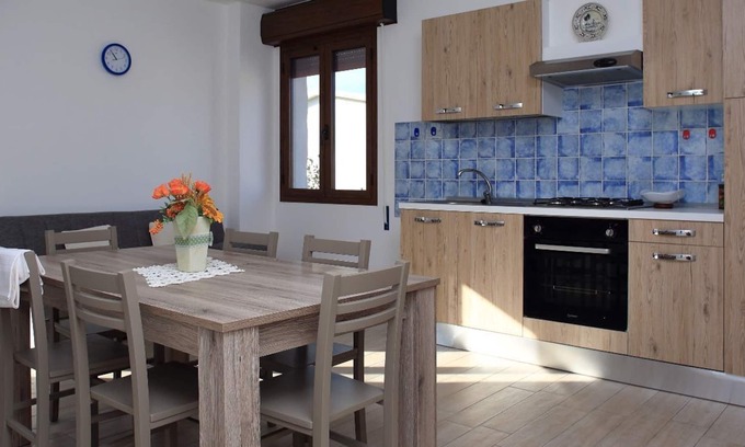 Irgoli Apartamento | Apartamento "Casa Vacanze Irgoli" con vistas a la montaña, balcón y Wi-Fi