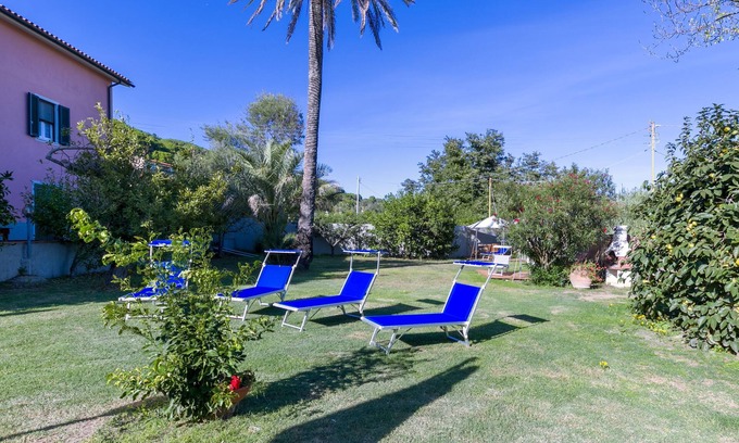 Campo nell'Elba Apartamento | Apartamento "Casale al Mare Cm4" en una casa de campo con jardín