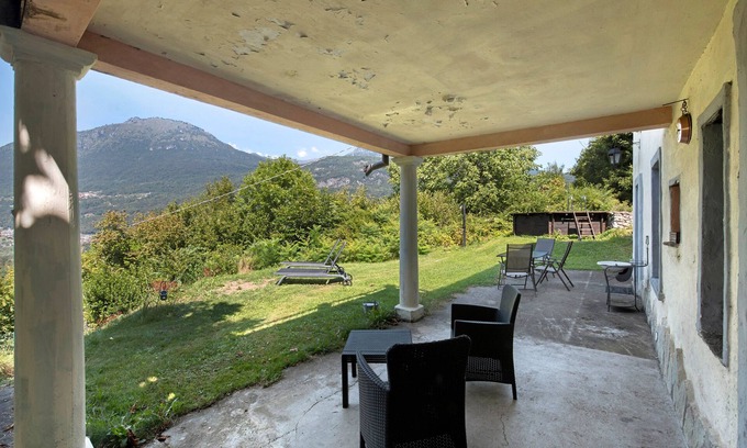 Bene Lario Apartamento | Apartamento 'Casale La Selva Cottege Piccolo' con vistas a la montaña, piscina compartida y Wi-Fi