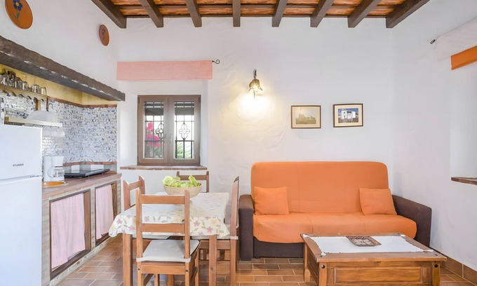 Barbate Apartamento | Apartment 'Castaño' with Shared Pool, Wi-Fi and Air Conditioning