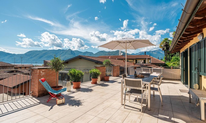 Luino Apartamento | Apartamento 'Central Penthouse Luino' con vistas al lago, terraza privada y Wi-Fi