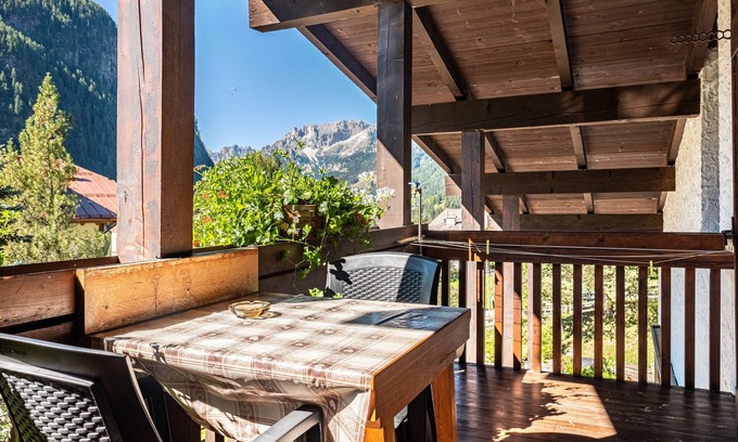 Canazei Apartamento | Apartamento 'Cesa Soramurat Appartamento 7' con vistas a la montaña, terraza privada y Wi-Fi