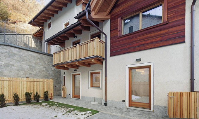Isolaccia Apartamento | Apartamento 'Chalet Emma Isolaccia' con vistas a la montaña, terraza privada y Wi-Fi