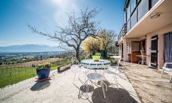 Reignier-Esery Apartamento | Apartamento 'Charmant T2 Avec Vue' con vistas a las montañas, terraza privada y Wi-Fi