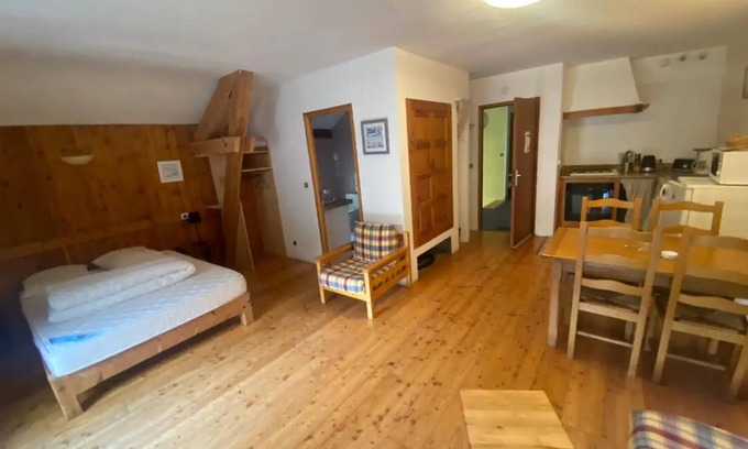 Ristolas Apartamento | Apartamento 'Chez Bérangère Au Chalet De Segure' con vistas a la montaña, jardín compartido y Wi-Fi