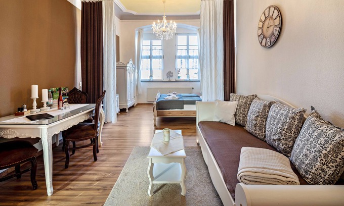 Mühlhausen Apartamento | Apartamento City-Apartments Fewo Paris con piscina, jardín y Wi-Fi