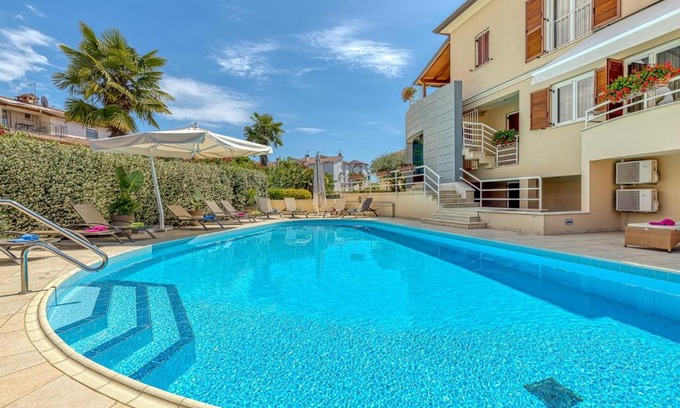 Mali Maj Casa | Apartment Complex Irena with Pool