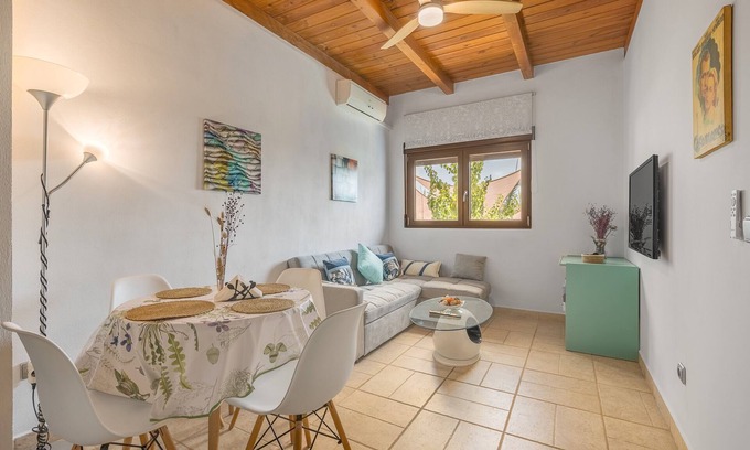 Ambroz Apartamento | Apartamento 'Con Vistas A La Piscina' con vistas a la montaña, Wi-Fi y aire acondicionado.