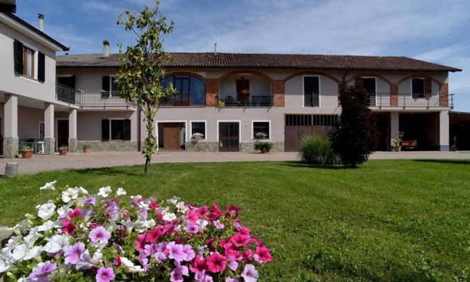 Castell'Alfero Apartamento | Apartment 'Country House Bea' with Shared Pool, Shared Garden and Wi-Fi