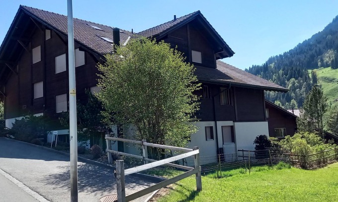 Zweisimmen Apartamento | Apartamento Crocus by Interhome