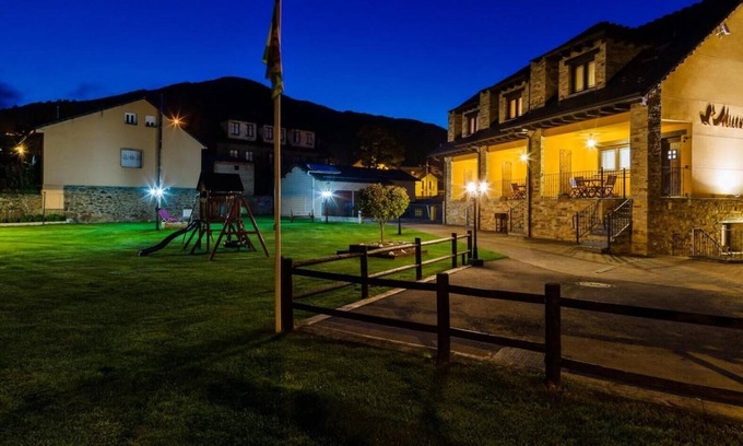 Caboalles de Abajo Casa | Apartamento 'Cuartal' con vistas a la montaña, piscina compartida y Wi-Fi