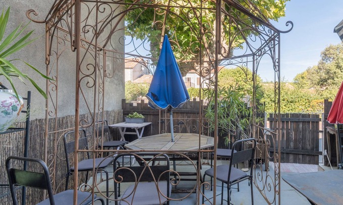 Ruoms Apartamento | Apartamento 'De Charme' con terraza privada, jardín compartido y Wi-Fi