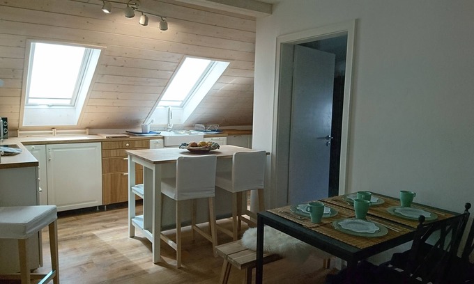 Murnau am Staffelsee Apartamento | Apartamento con balcón y vista a las montañas y Murnauer Moos.