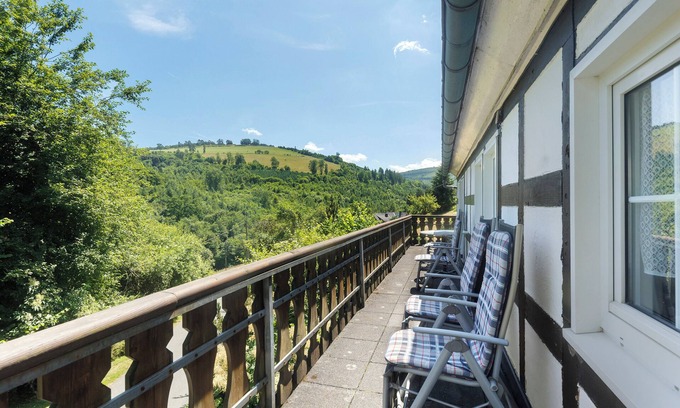 Schmallenberg Apartamento | Apartamento 'Demberg' con vistas a la montaña, terraza privada y Wi-Fi