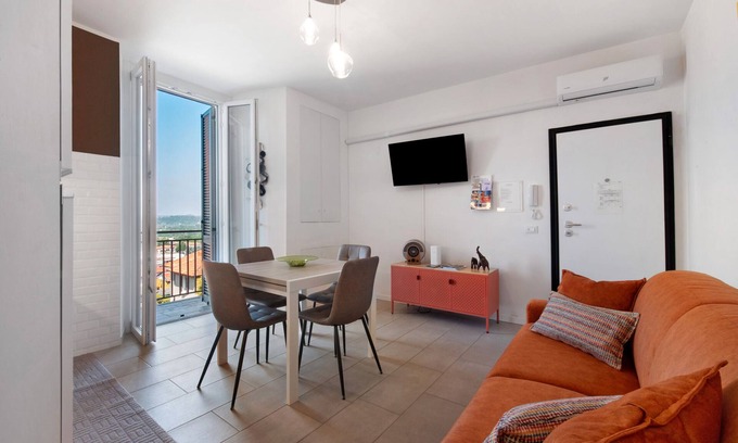 Senna Comasco Apartamento | Apartamento 'Diamond House' con vistas a las montañas, balcón y Wi-Fi