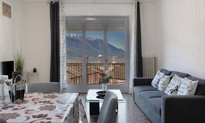 Poggiridenti Apartamento | Apartamento 'Dilman' con vistas a la montaña, terraza privada y Wi-Fi