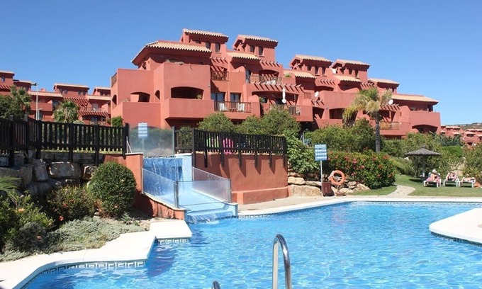 Buenas Noches Apartamento | Apartamento 'Duplex Estepona' con vistas a la montaña, Wi-Fi y aire acondicionado