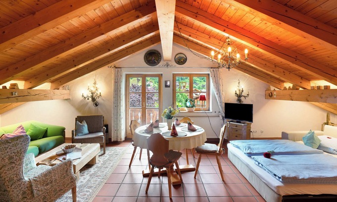 Mittenwald Apartamento | Apartamento 'Edelweiß Nr 5' con vistas a la montaña, jardín compartido y Wi-Fi
