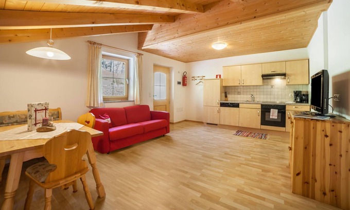 Moso in Passiria Apartamento | Apartment "Egarthof Ferienwohnung Edelweiss" with Mountain View, Wi-Fi, Balcony & Garden