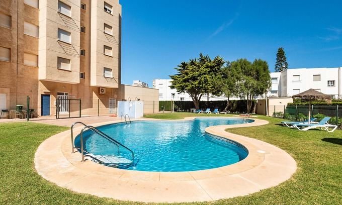 Diputación de Rincón de San Ginés Apartamento | Apartamento 'El Buen Sol' con vistas al mar, piscina compartida y Wi-Fi