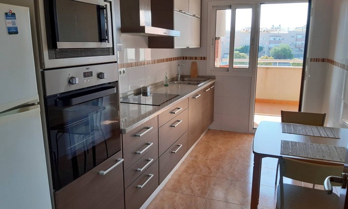 Almeria Apartamento | Fácil acceso. Aparcamiento incluido. Moderno y amplio apto.
