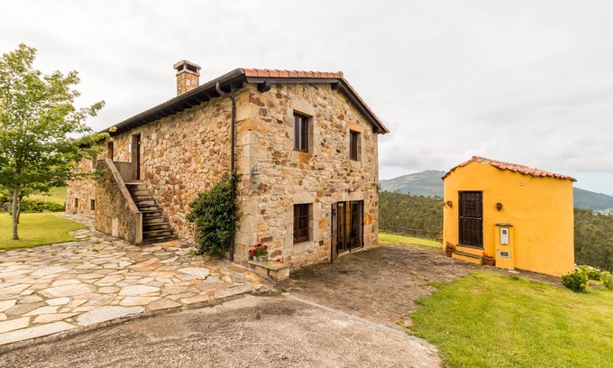 Lierganes Apartamento | Apartamento 'El Manantial' con vistas a la montaña, jardín privado y Wi-Fi