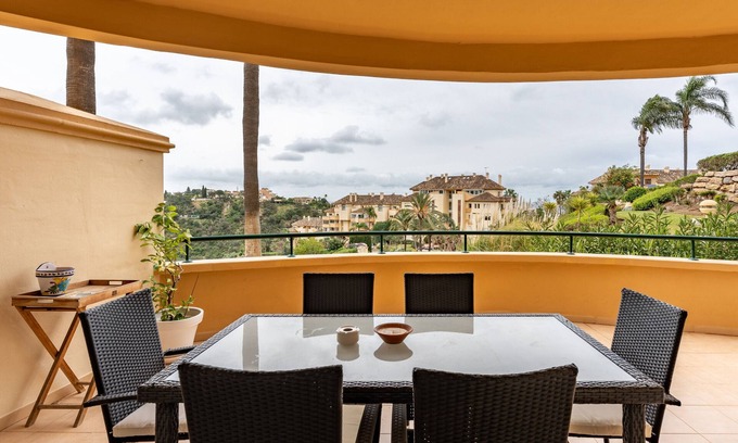 Elviria Apartamento | Apartamento 'Elveria Hills' con vistas al mar, Wi-Fi y aire acondicionado