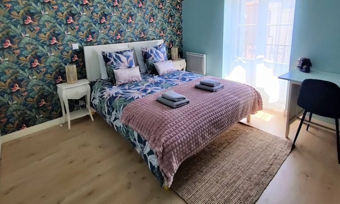 Vitre Apartamento | Apartment EMILIA Downtown room bed 160cm Balcony WIFI Coffee and tea