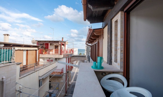 Torre Canne Apartamento | Apartamento 'Emma House, By The Sea' con balcón, Wi-Fi y aire acondicionado