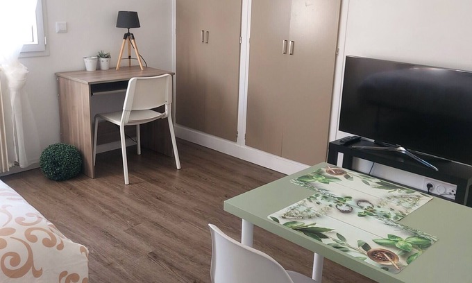 Trappes Apartamento | Apartamento-Baño en la habitacion-Vista al Jardín- nr.5
