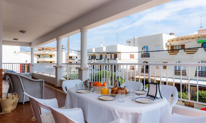 Colonia Sant Jordi Apartamento | Apartamento 'Apartamento Cabrera' con terraza privada, Wi-Fi y aire acondicionado