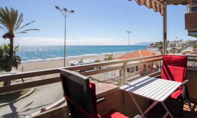 Rincón de la Victoria Apartamento | Apartamento "Estudio 1 - Frente al mar" Cerca de la playa con vistas al mar, balcón y jardín