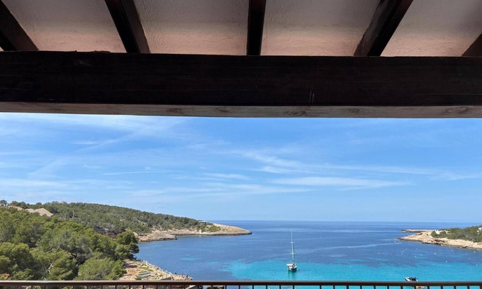 Portinatx Apartamento | Apartamento en un hotel 'Vista Mar 1Aa' con vistas al mar, Wi-Fi y aire acondicionado