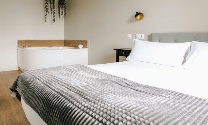 Villaverde de Pontones Apartamento | Apartment for families or couples with double whirlpool bath and garden view.