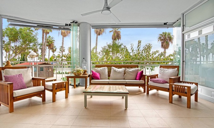 Marina d'Or Apartamento | Apartamento 'Espectacular Terraza Frente Al Mar' con vistas al mar, Wi-Fi y aire acondicionado