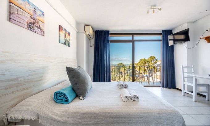 Es Pujols Apartamento | Apartamento 'Estudio Mirada 307' con vistas al lago, Wi-Fi y aire acondicionado