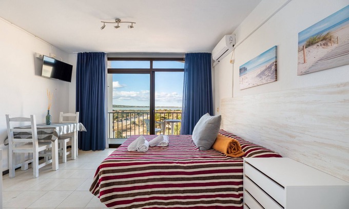 Es Pujols Apartamento | Apartamento 'Estudio Mirada 309' con vistas al lago, Wi-Fi y aire acondicionado