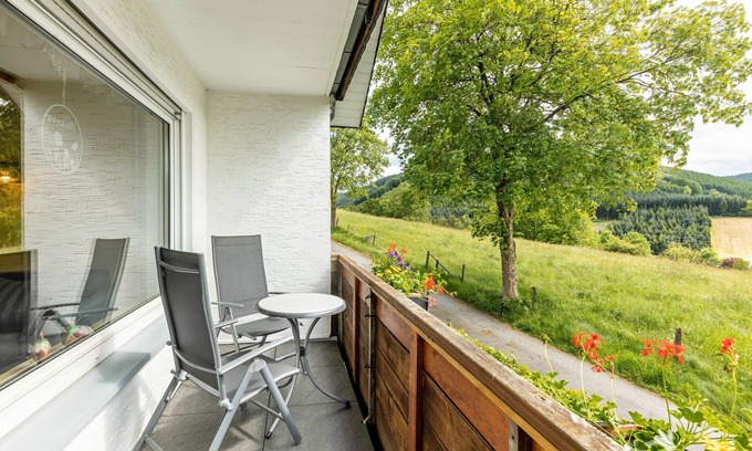 Oberhenneborn Apartamento | Apartamento 'Eulennest' con vistas a la montaña, jardín compartido y Wi-Fi