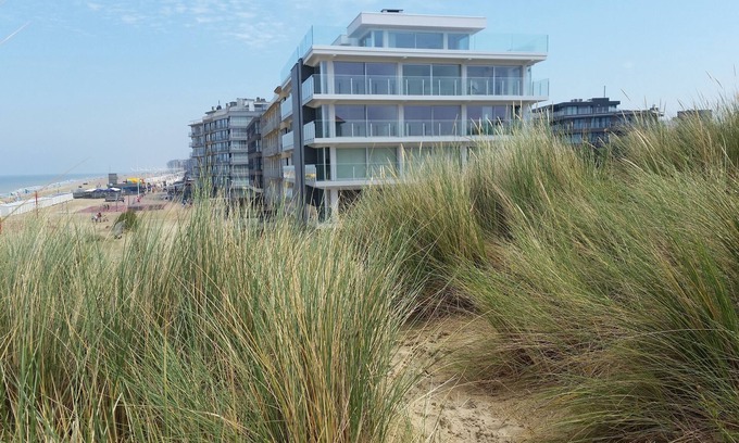 Sint-Idesbald Apartamento | Apartamento frente al mar con balcón, muy luminoso con garaje.