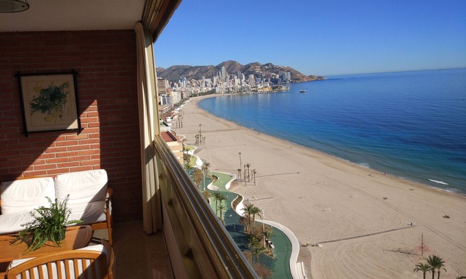 Cala Apartamento | Apartamento frente al mar. En el centro de la playa de Poniente. WIFI. piscina