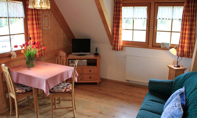 Hinterzarten Apartamento | Apartment 'Feldberg' with Shared Garden, Balcony and Wi-Fi