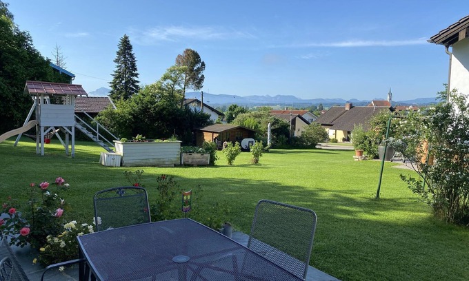 Waging am See Apartamento | Apartamento 'Ferienwohnung Haus Bauer' con vistas a la montaña, terraza privada y Wi-Fi