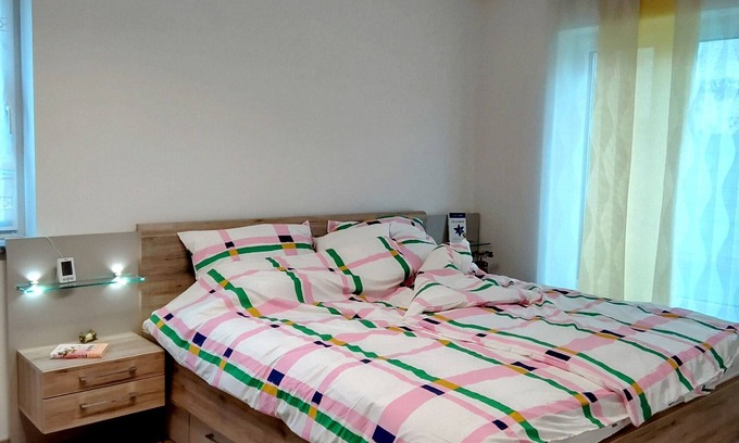 Ichenhausen Apartamento | Apartamento 'Ferienwohnung Happy' con terraza privada, jardín privado y Wi-Fi
