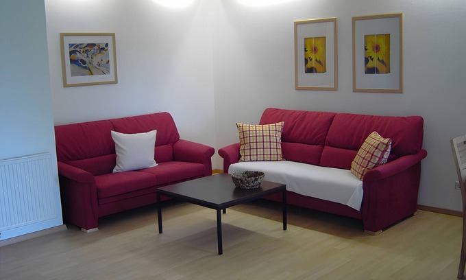 Simmersfeld Apartamento | Apartamento 'Ferienwohnung Zum Köllbachtal' con balcón y Wi-Fi
