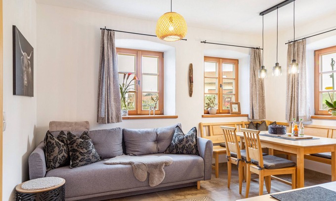 Tittmoning Apartamento | Apartamento 'Ferienwohnung Dandlberg' con vistas a la montaña, terraza privada y Wi-Fi