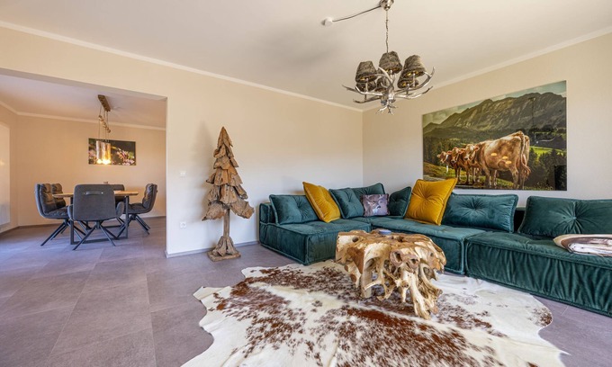 Loffenau Apartamento | Apartamento 'Ferienwohnung Auerhahn' con vistas a la montaña, terraza privada y Wi-Fi