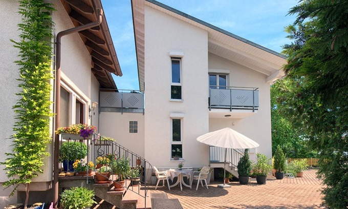 Staufen im Breisgau Apartamento | Apartment 'Ferienwohnung 2 65m²' with Private Terrace, Shared Garden and Wi-Fi