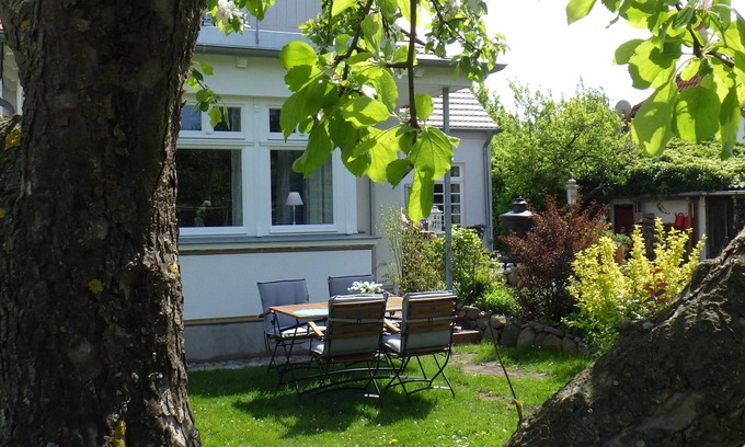 Ostseebad Wustrow Apartamento | Apartment "Fiete"- Alte Büdnerei- in a quiet location with a beautiful garden near the beach